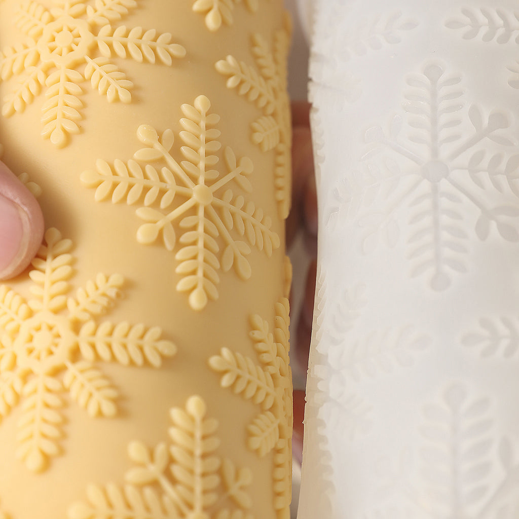 The details of the snowflake relief candle are contrasted with the details of the mold, showing the design power of the Boowan Nicole brand.