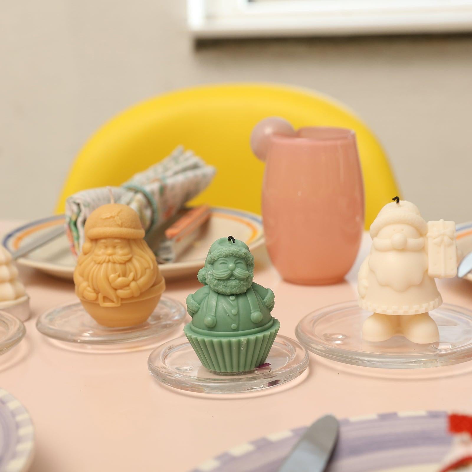 Santa Claus Candle in yellow, green and white on a crystal tray at the table - Boowan Nicole