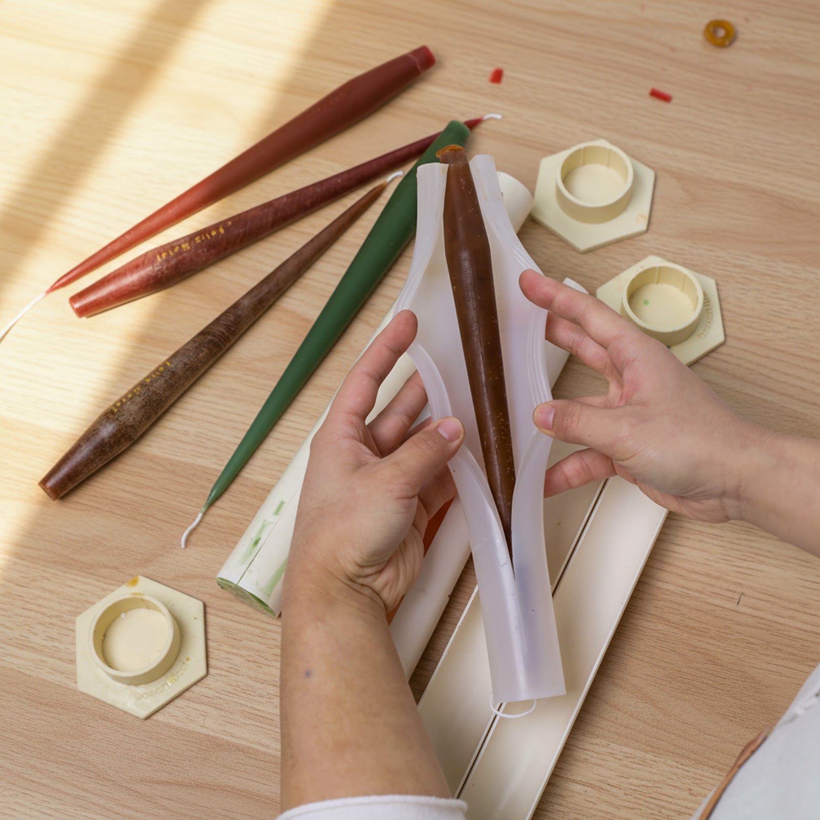 Demold the taper candle from the silicone mold with a support shell - Boowan Nicole