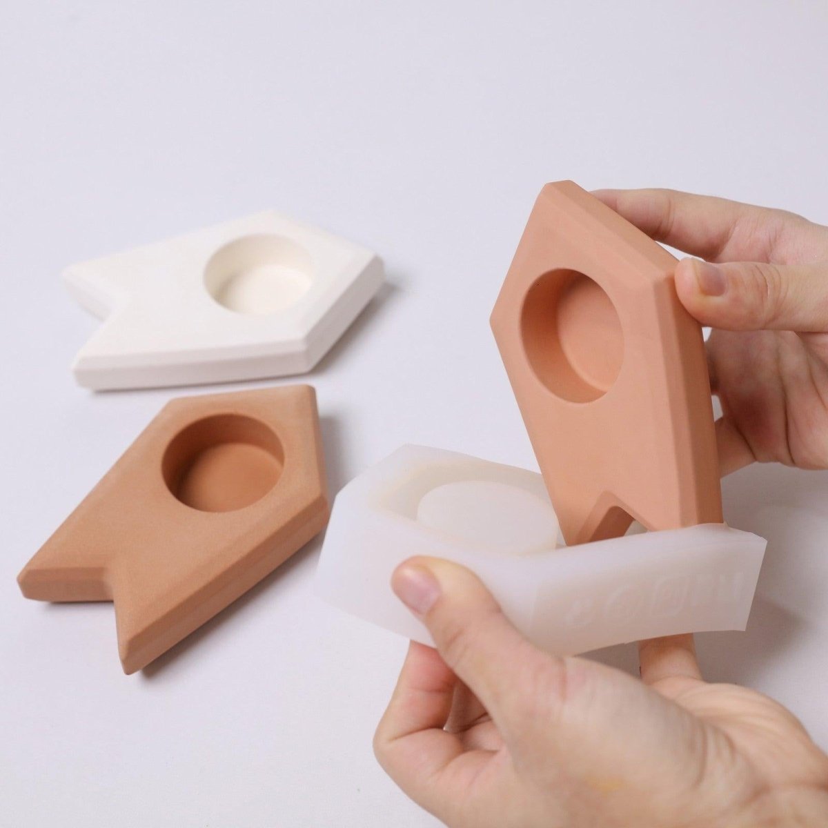 Unmolding a terracotta red candle holder from a silicone mold - Boowan Nicole