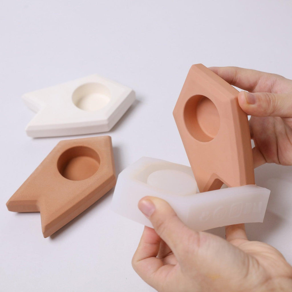 Unmolding a terracotta red candle holder from a silicone mold - Boowan Nicole