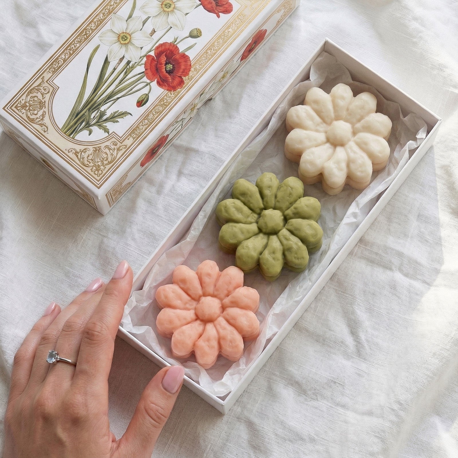 Gift box containing three colorful flower-shaped soaps in pink, green and cream - Boowan Nicole
