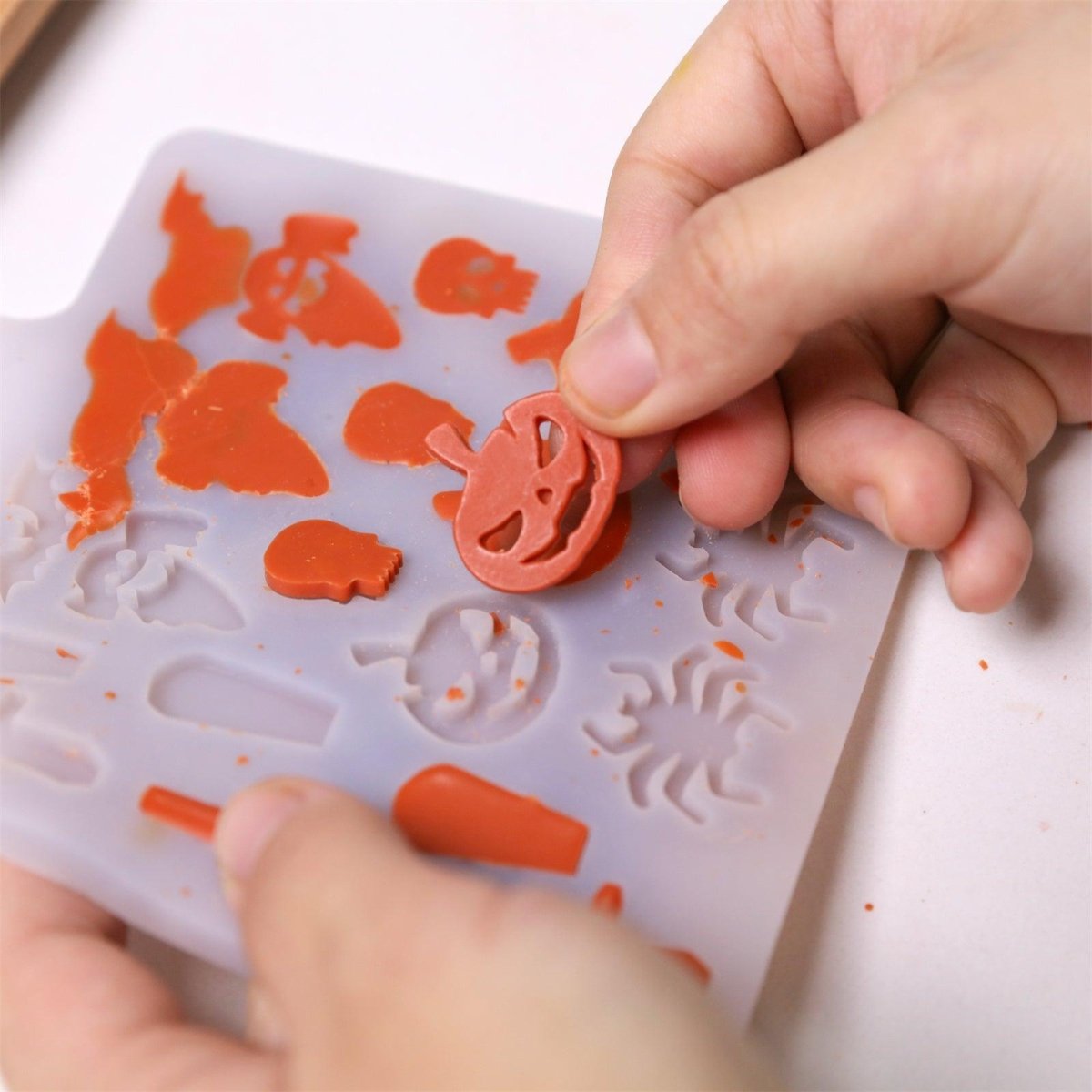 Demolding a pumpkin-shaped wax piece from Halloween silicone mold - Boowan Nicole