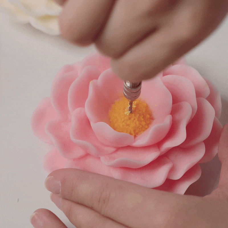 Drill a hole in the candle with a hand drill set, then insert the wick - Boowan Nicole