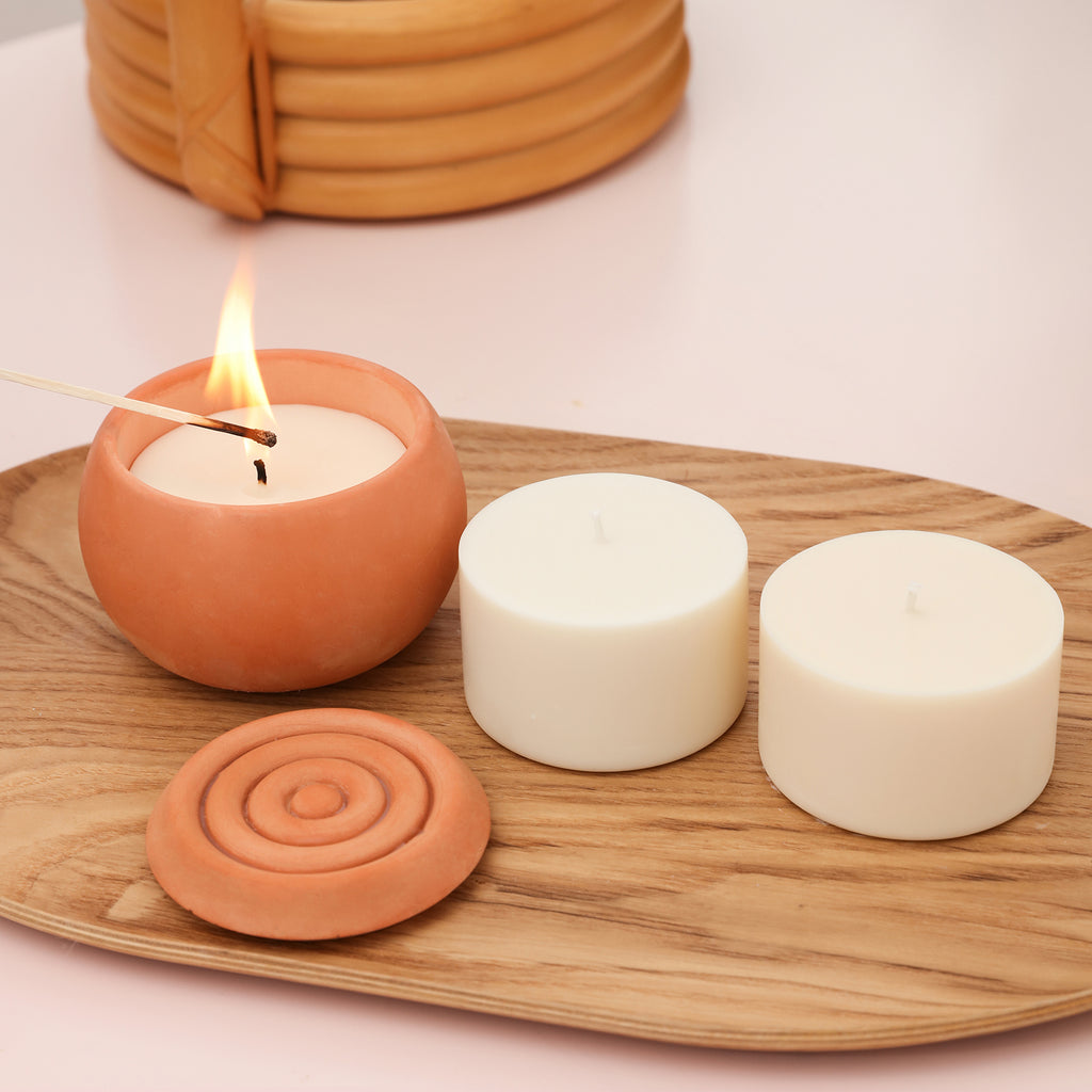 The candles in the spherical candle jar in the tray are lit, and two candle refills are placed next to them, embodying the brand concept of convenience, environmental protection, and cost-effectiveness.