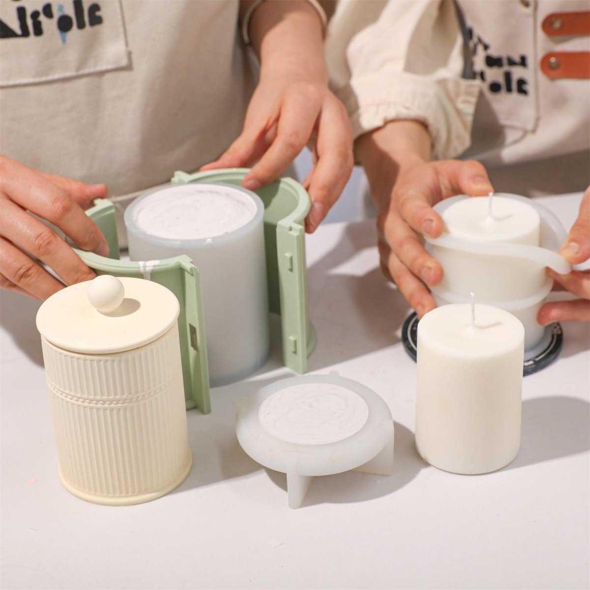 Remove the support shells from the candle jar silicone molds-Boowan Nicole