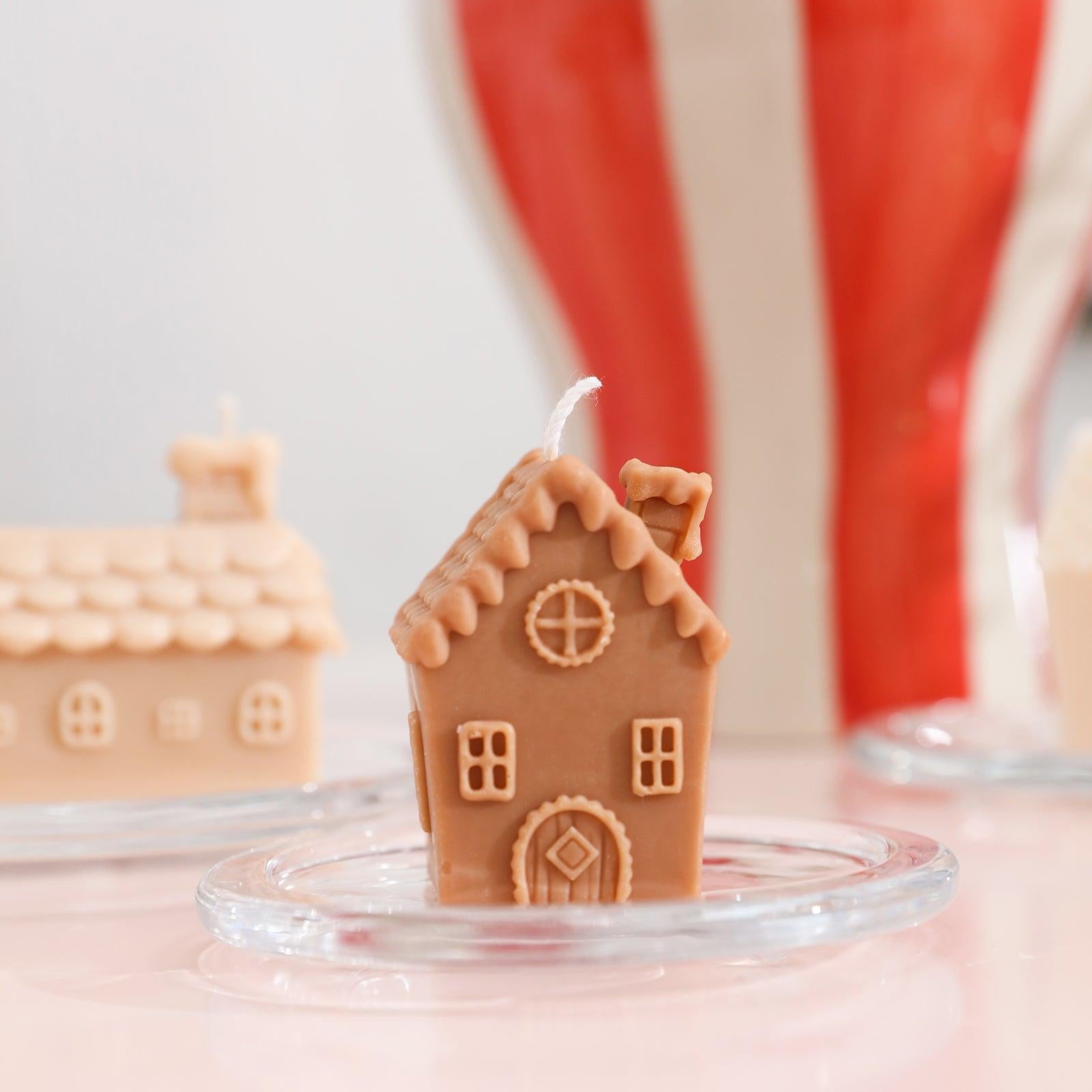 The single chimney house candle placed in a glass tray adds warmth to life, study, and work.