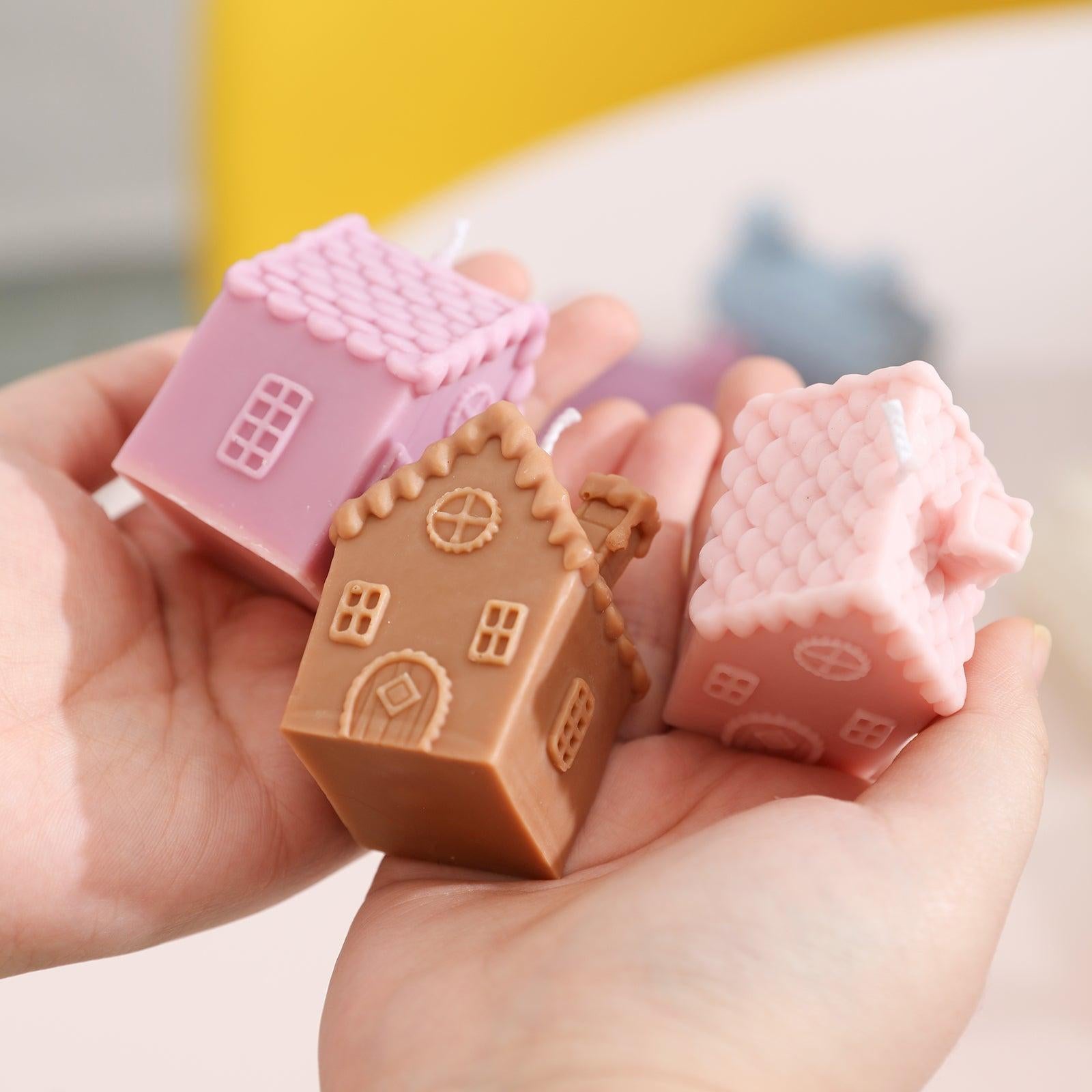 The three house candles placed in the hands, although small in size, strive to restore the details.