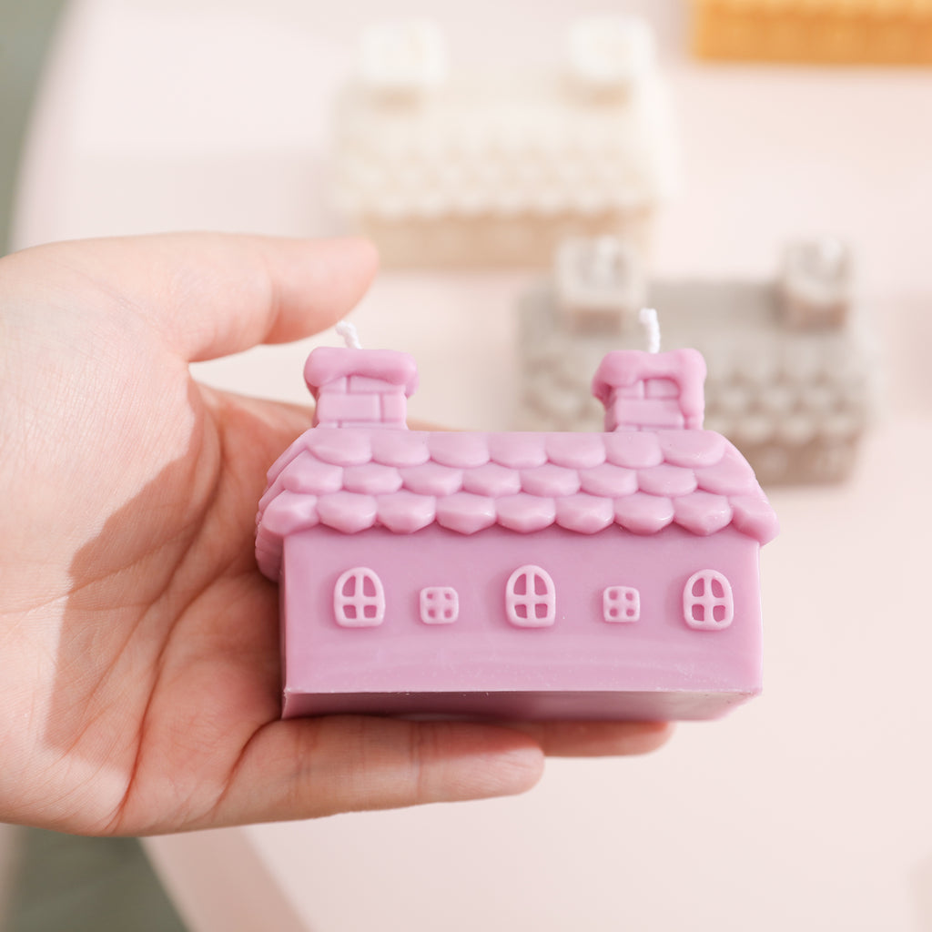 Holding a double chimney candle made with a silicone mold, the product details are displayed up close and the exquisite mold design is highlighted.