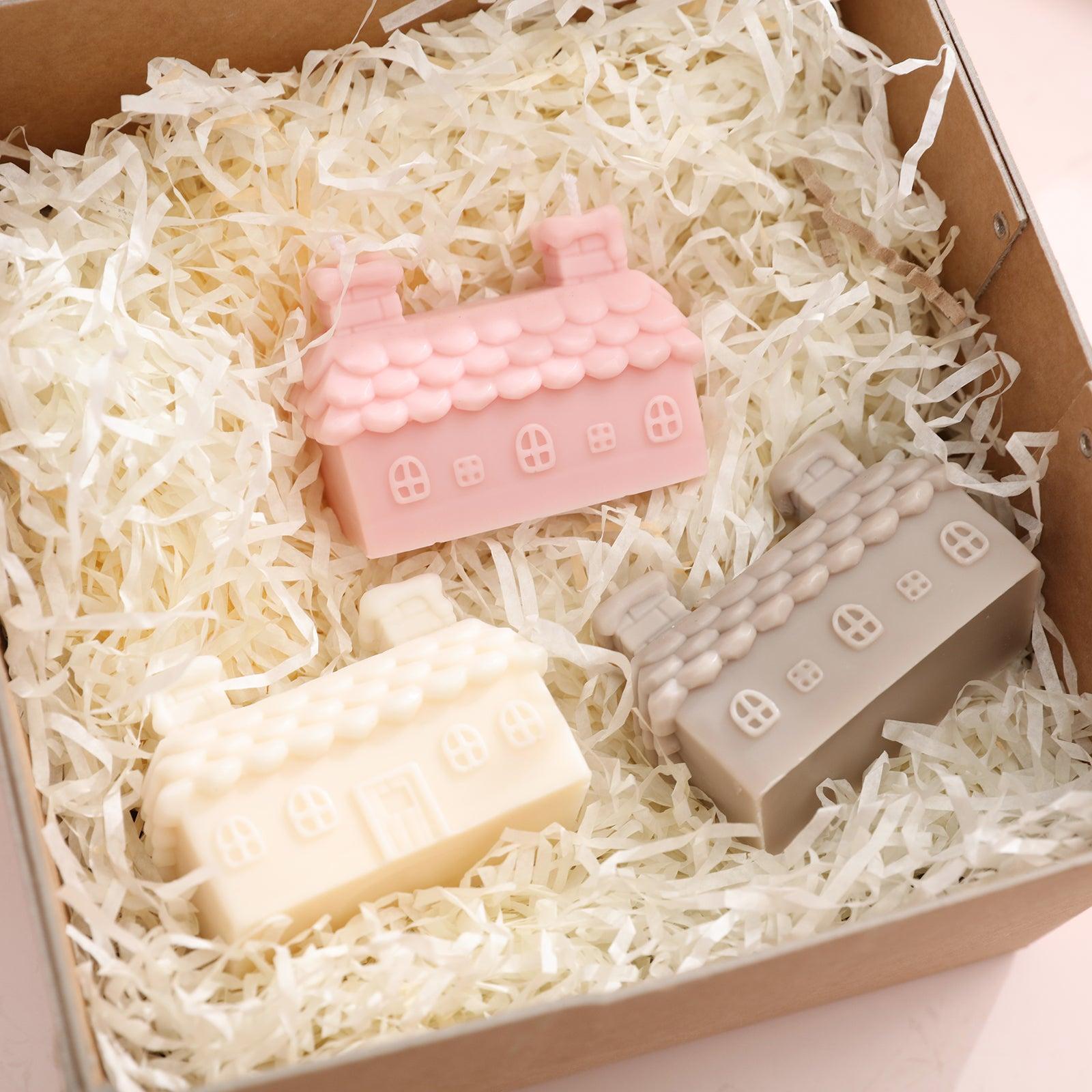 The three double chimney house candles of different colors placed in the gift box reflect that the products produced can deliver happiness to more people.