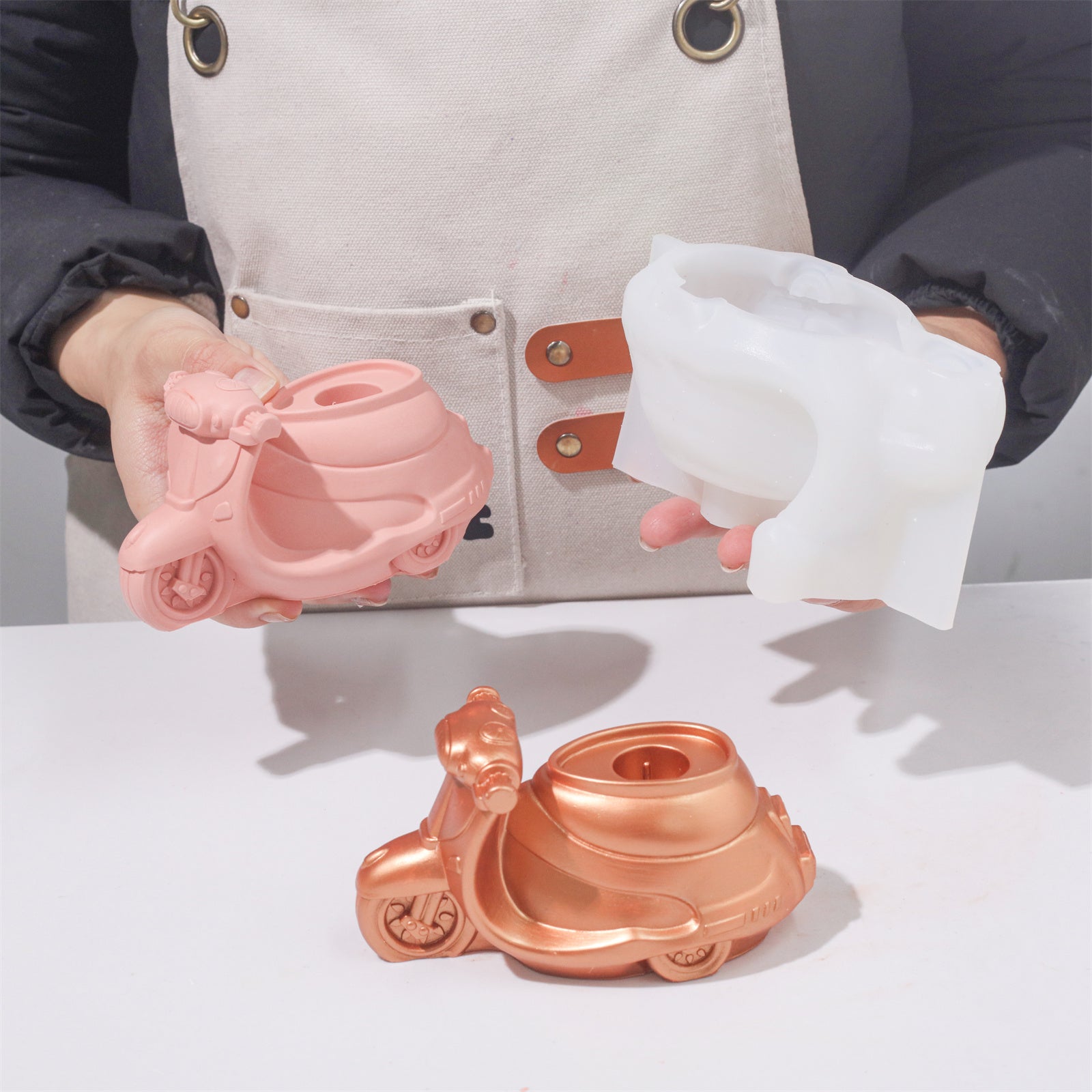 Showcasing the terracotta car candle holder made with Boowan Nicole's car silicone mold-Boowan Nicole