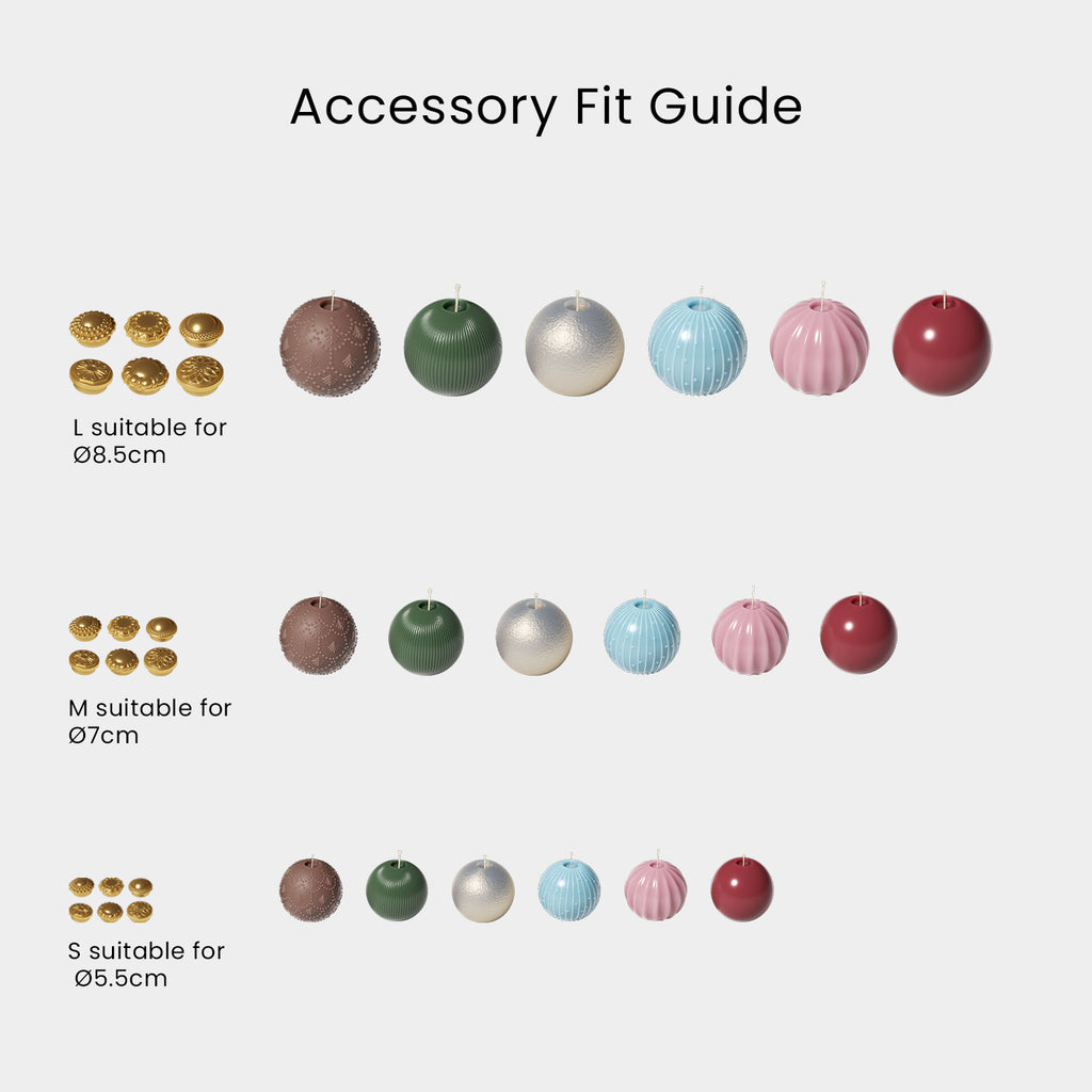 Accessory fit guide for bauble candle topper caps: L fits Ø8.5 cm, M fits Ø7 cm, S fits Ø5.5 cm—shown on cocoa, green ribbed, silver hammered, blue pinstripe, pink fluted, and red gloss candles - Boowan Nicole