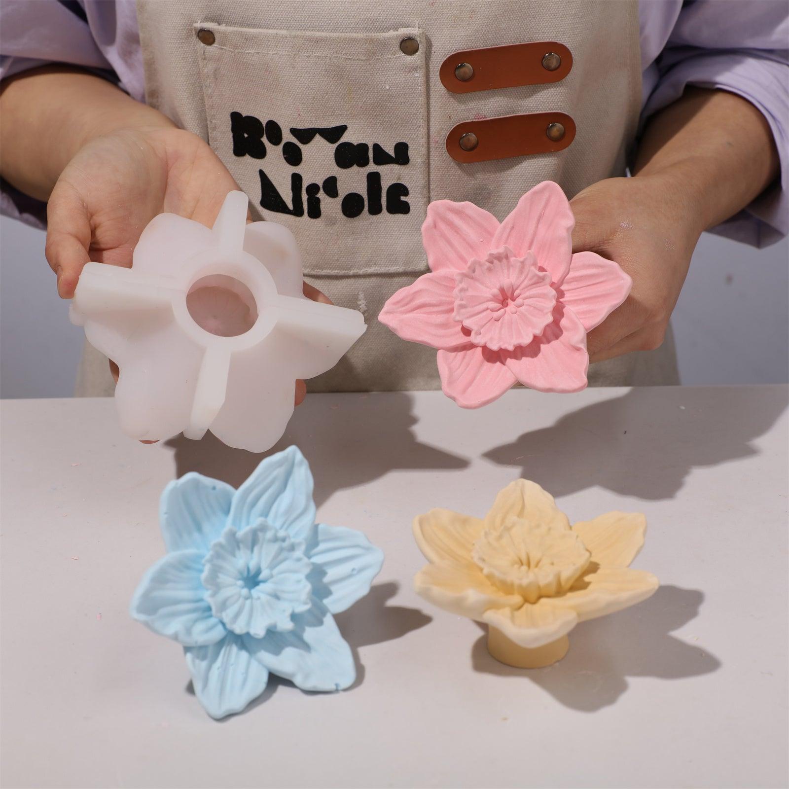 Displaying the demolded blooming pink daffodil grace wall hook decoration - Boowan Nicole