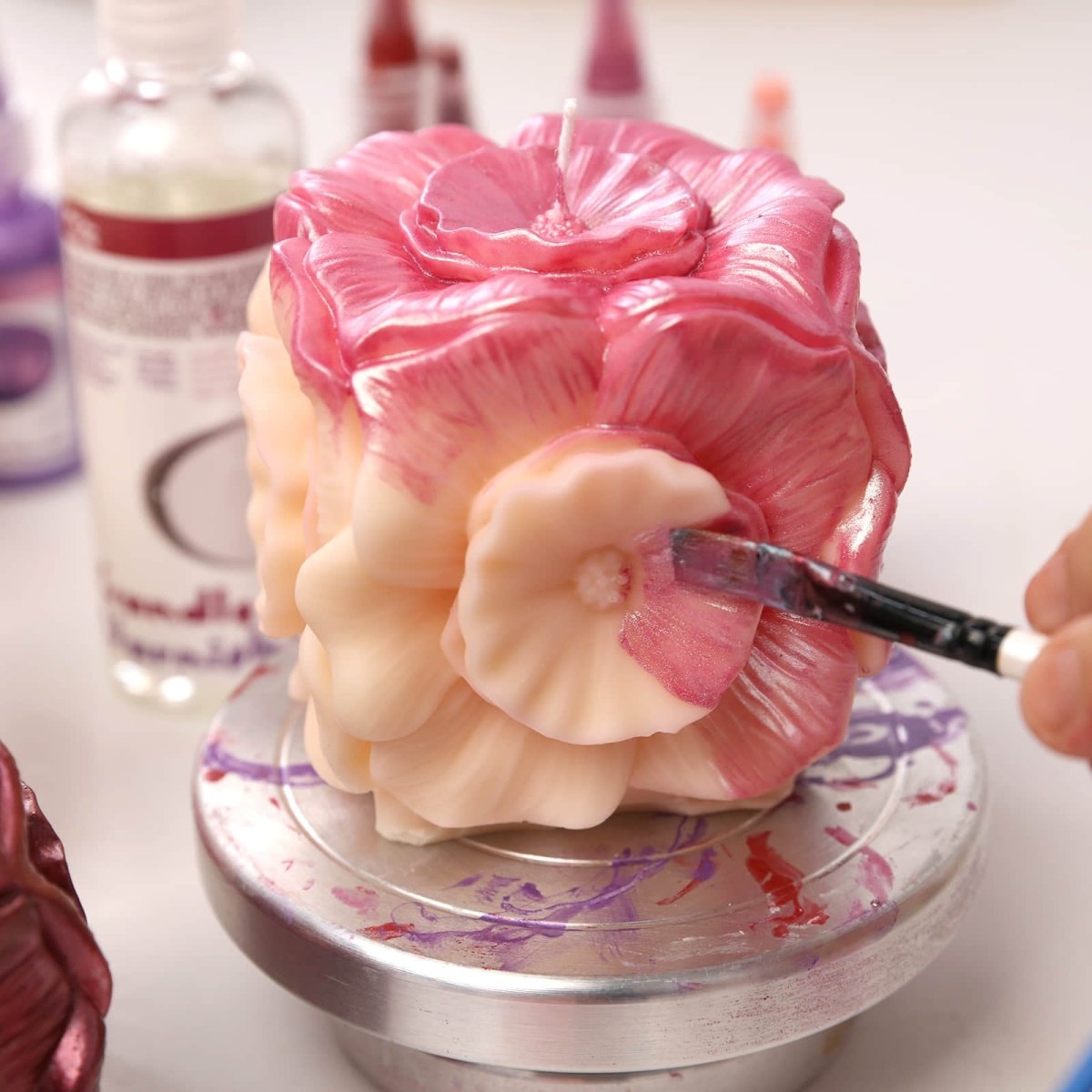 Painting pink gradient on flower-shaped candle - Boowan Nicole