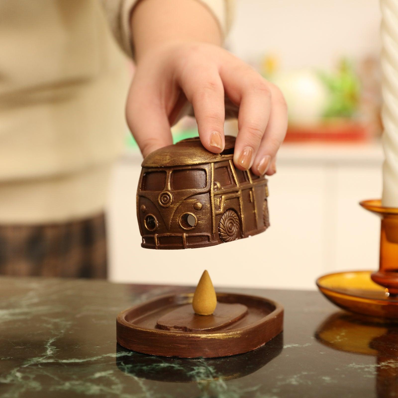 Place the golden incense burner cover painted with mica powder onto the tray.