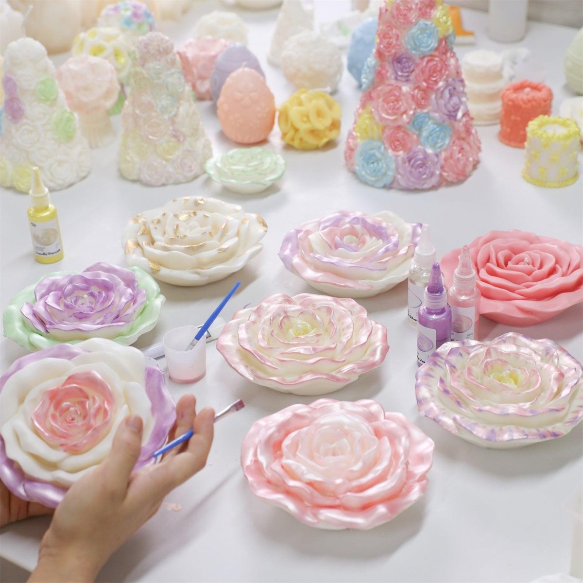 Colorful glossy candle varnish applied with colored candle varnish to hand-poured blooming rose petals - Boowan Nicole