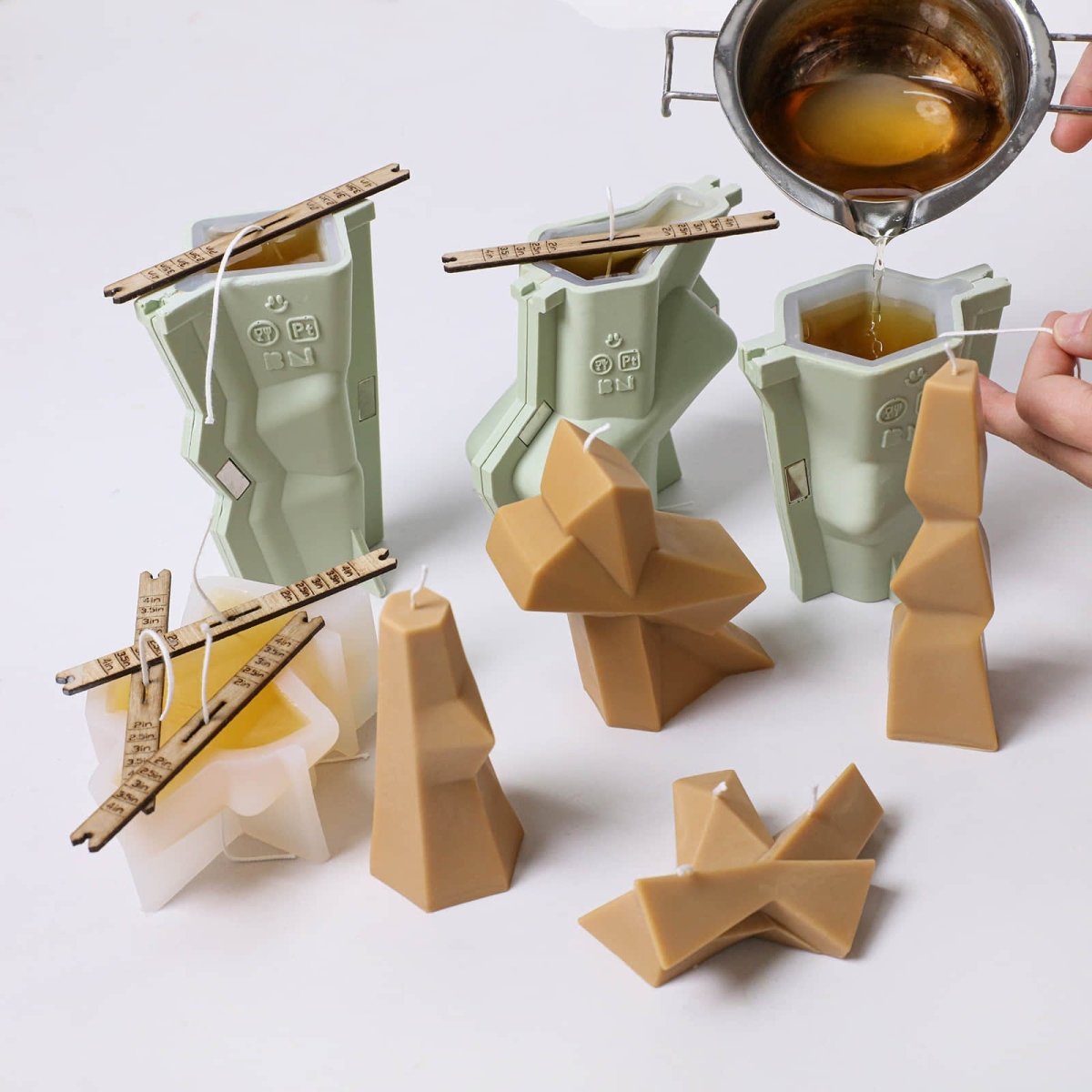 Pour the fully mixed melted wax into the silicone candle mold with the support shell - Boowan Nicole