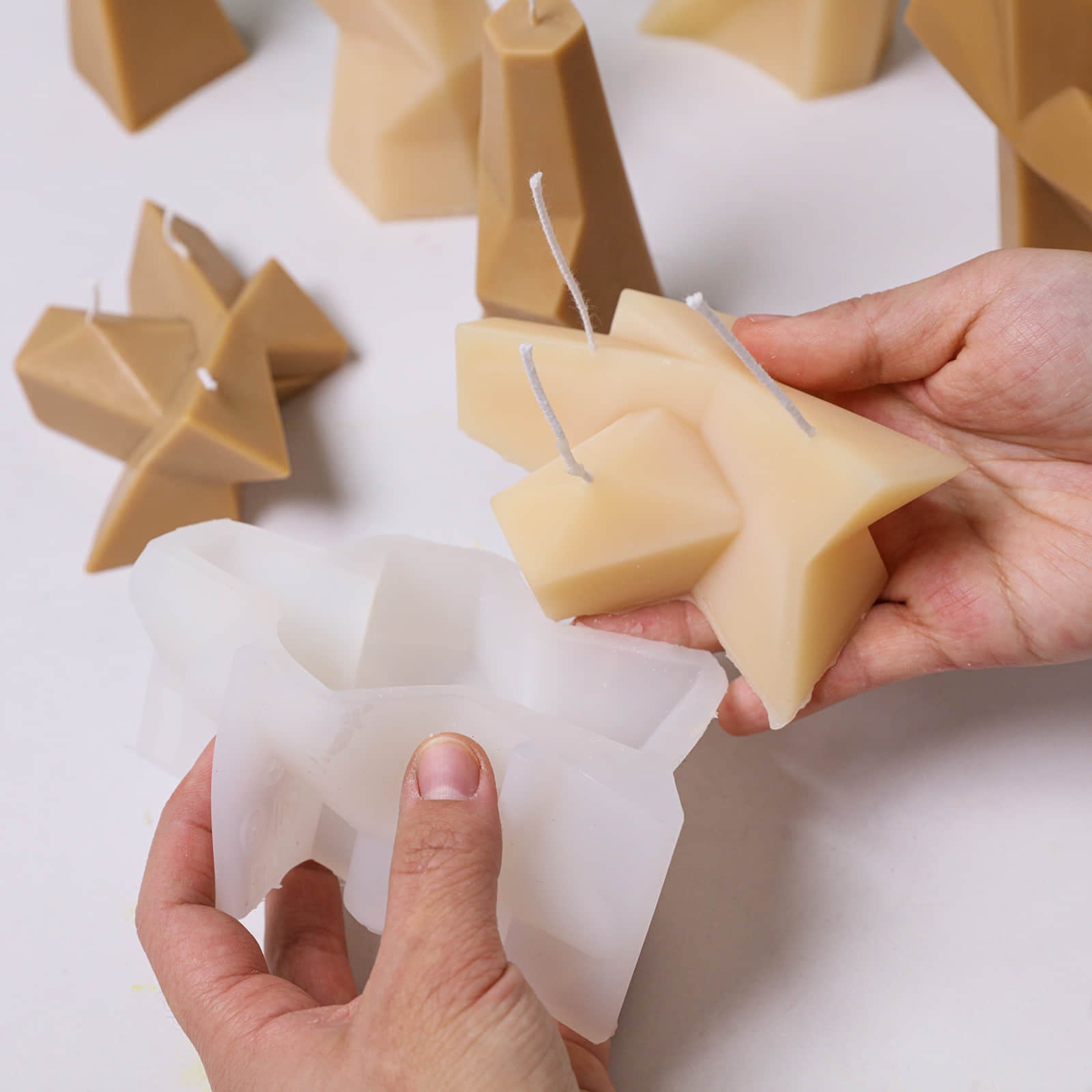 Demold the geometric candle from the silicone mold - Boowan Nicole