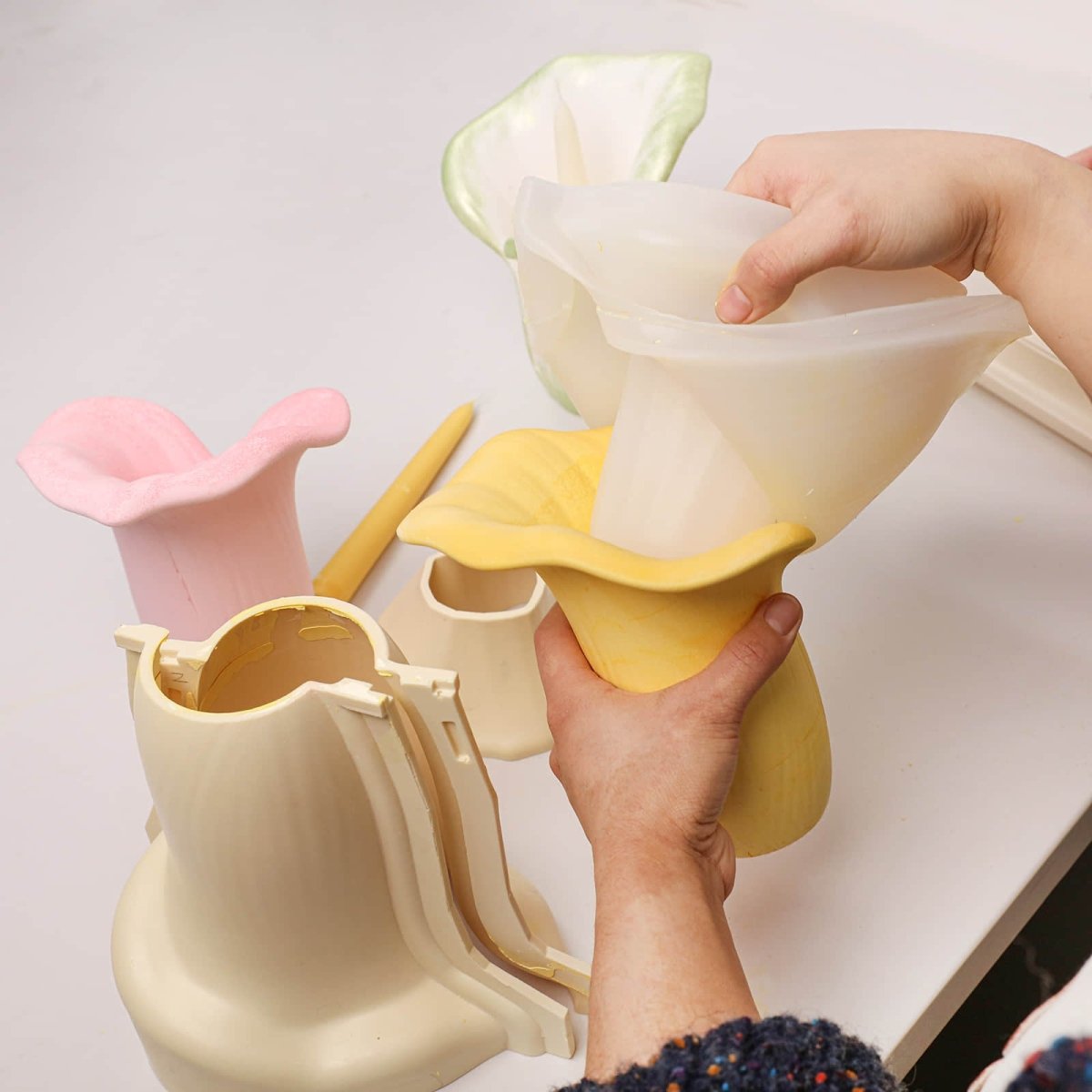 Demolding the calla lily candle holder from the silicone mold - Boowan Nicole