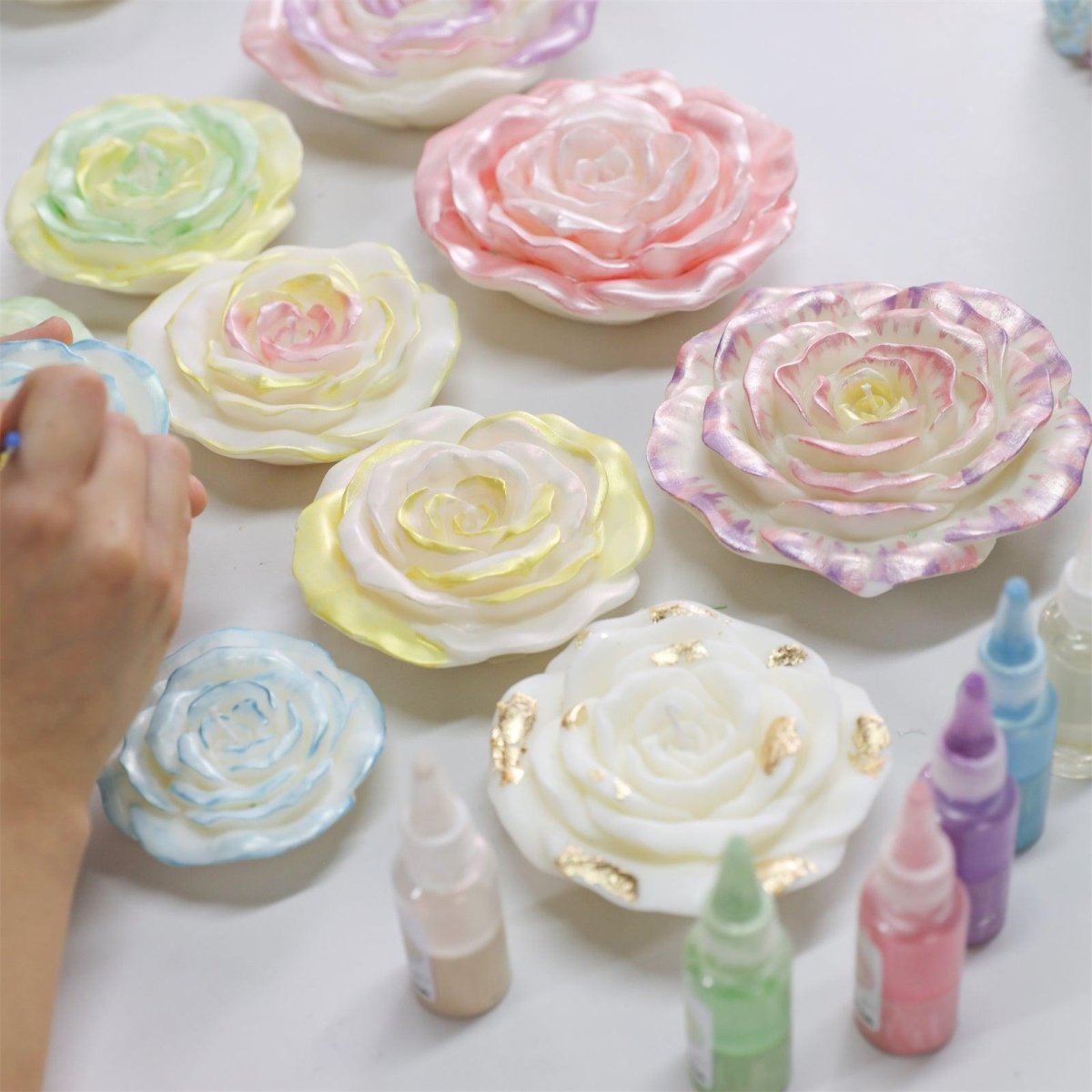 Colorful glossy candle varnish applied with colored candle varnish to hand-poured blooming rose petals - Boowan Nicole