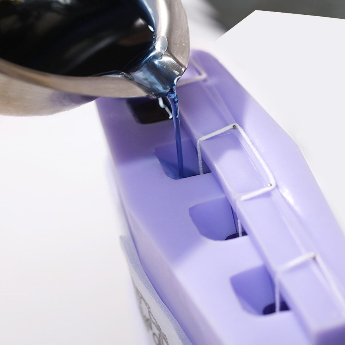 Pour the blue wax mixture into the multi-cavity mold-Boowan Nicole