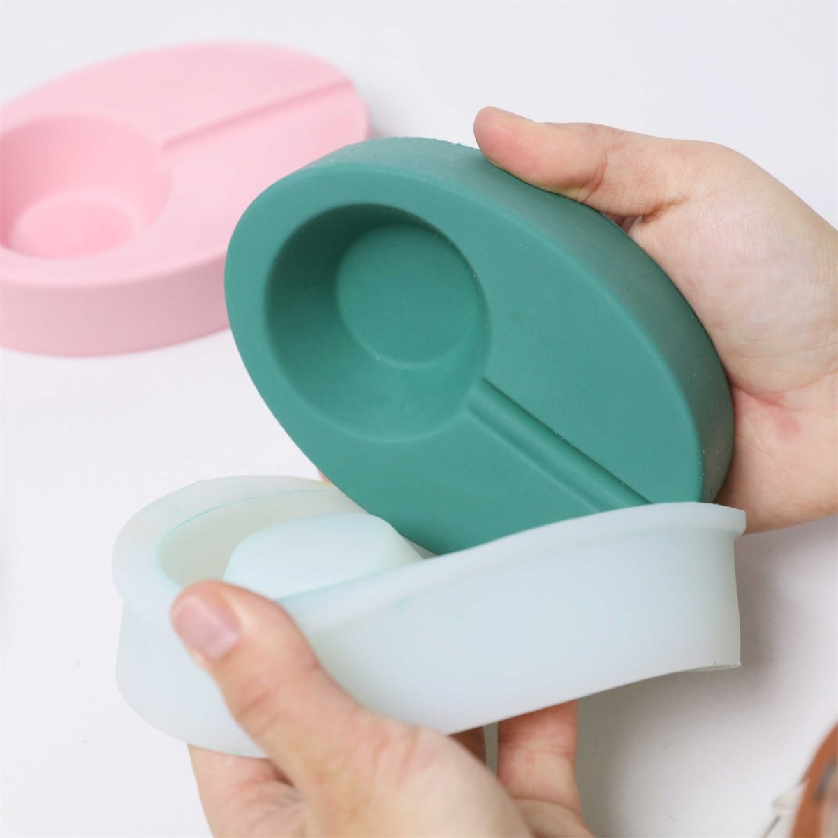 Demolding a green oval ashtray from a silicone mold - Boowan Nicole