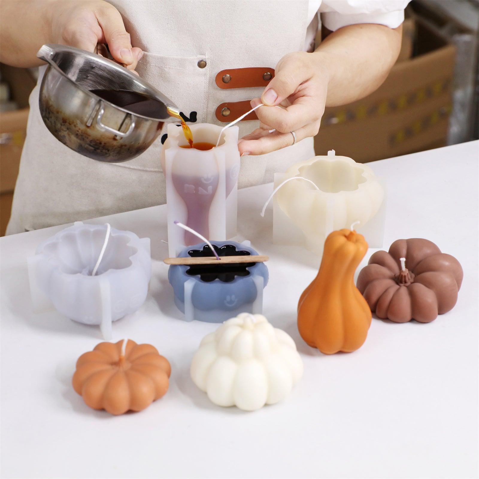 Pour the melted wax into the silicone mold - Boowan Nicole