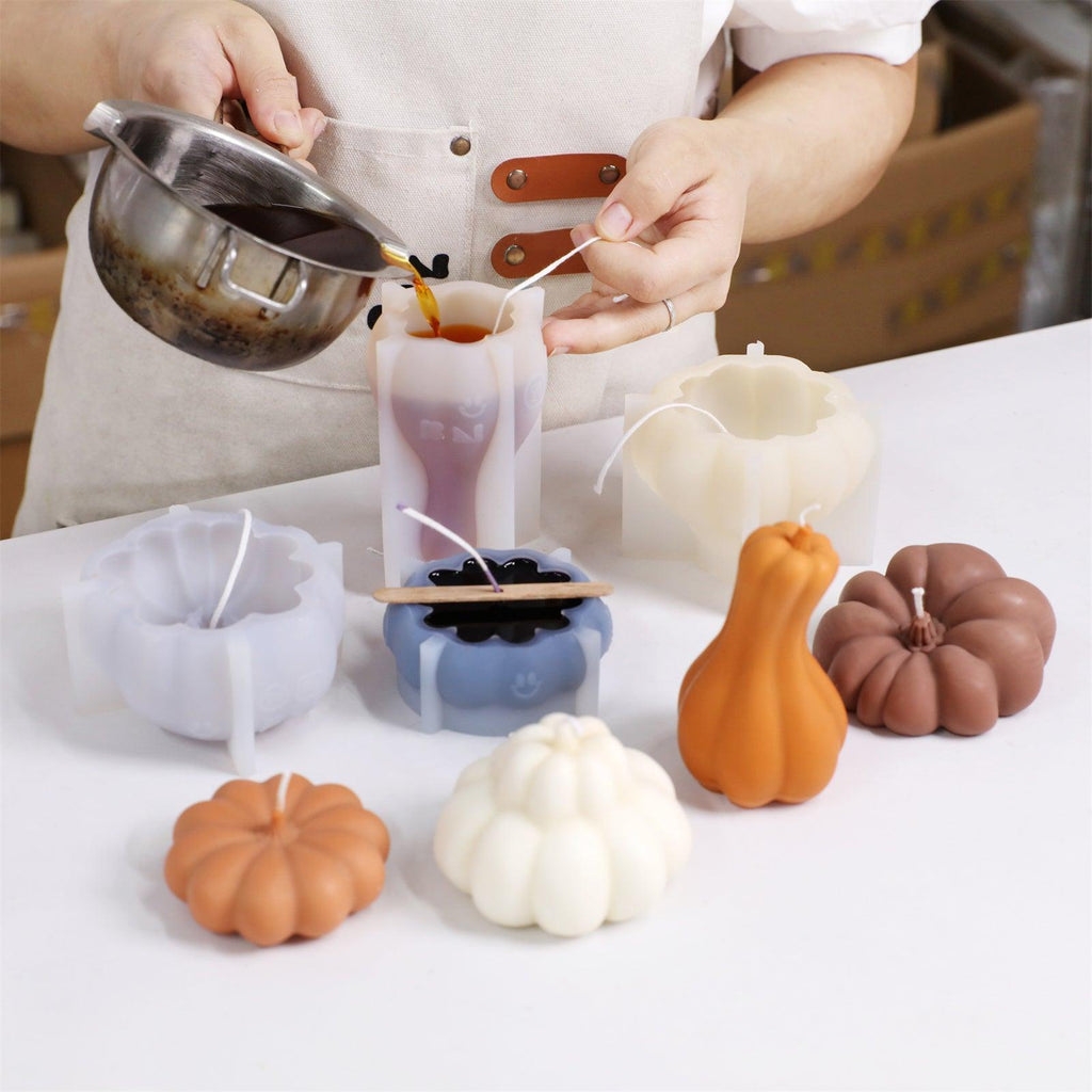 Pour the melted wax into the silicone mold - Boowan Nicole