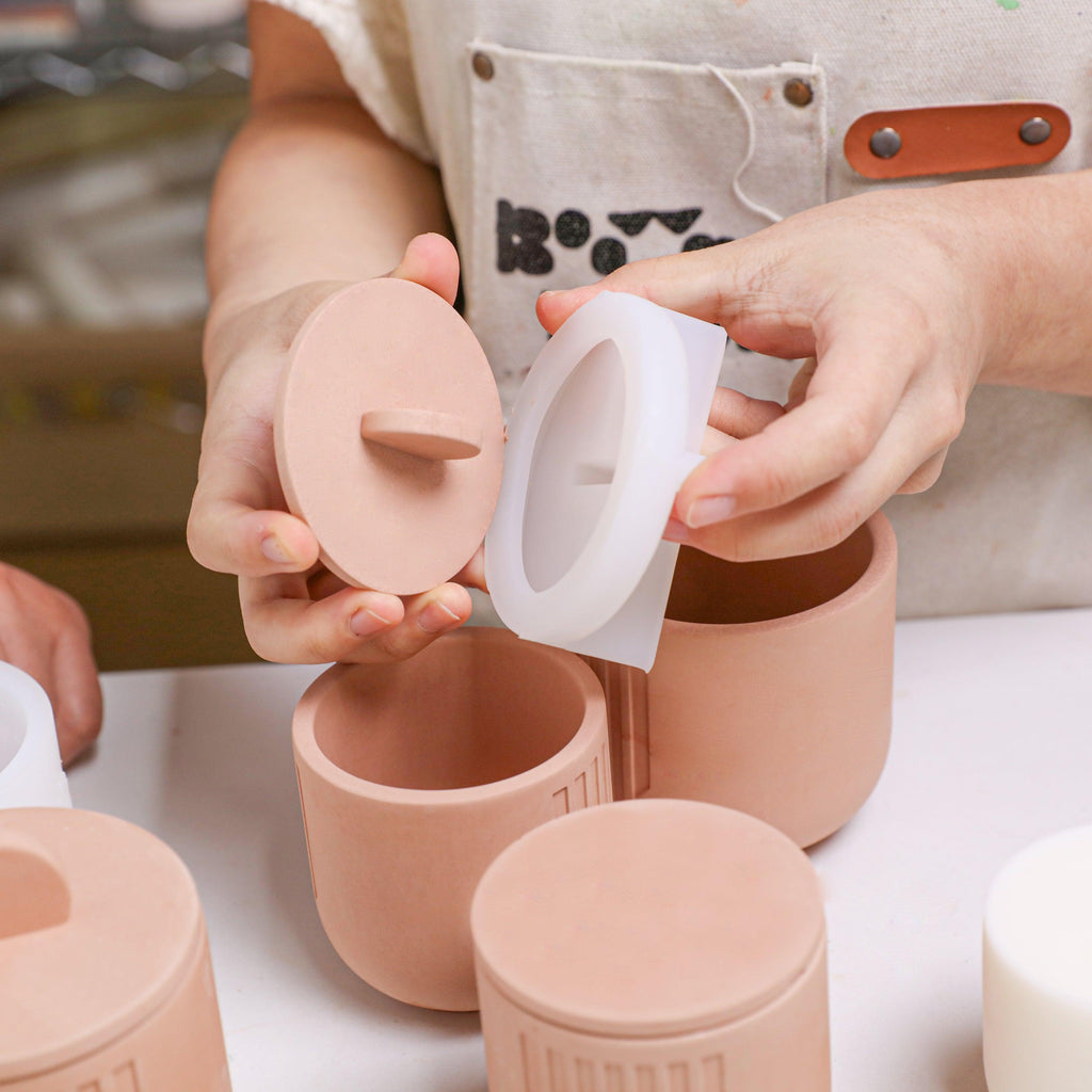 Unmolding a knob lid from a silicone mold - Boowan Nicole