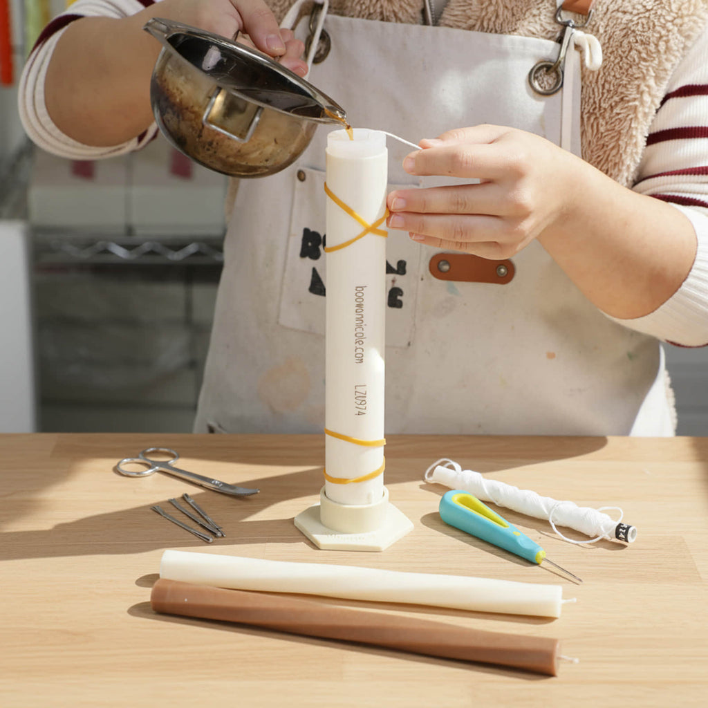 Pour the melted wax into the silicone mold with a support shell - Boowan Nicole