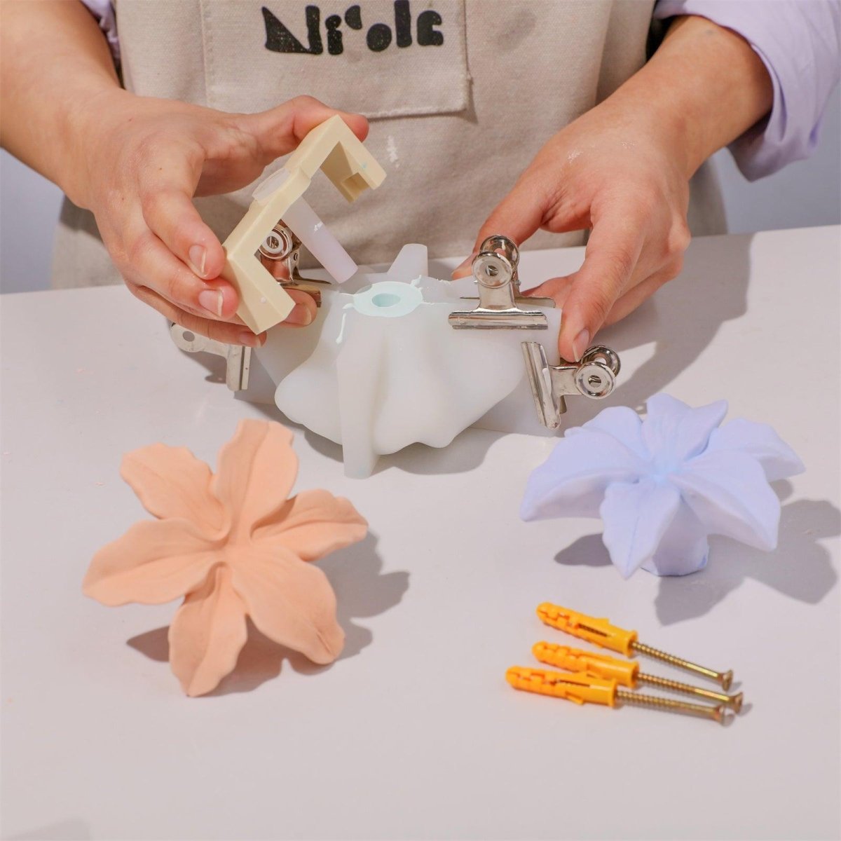 Removing the support from the silicone mold pouring spout - Boowan Nicole