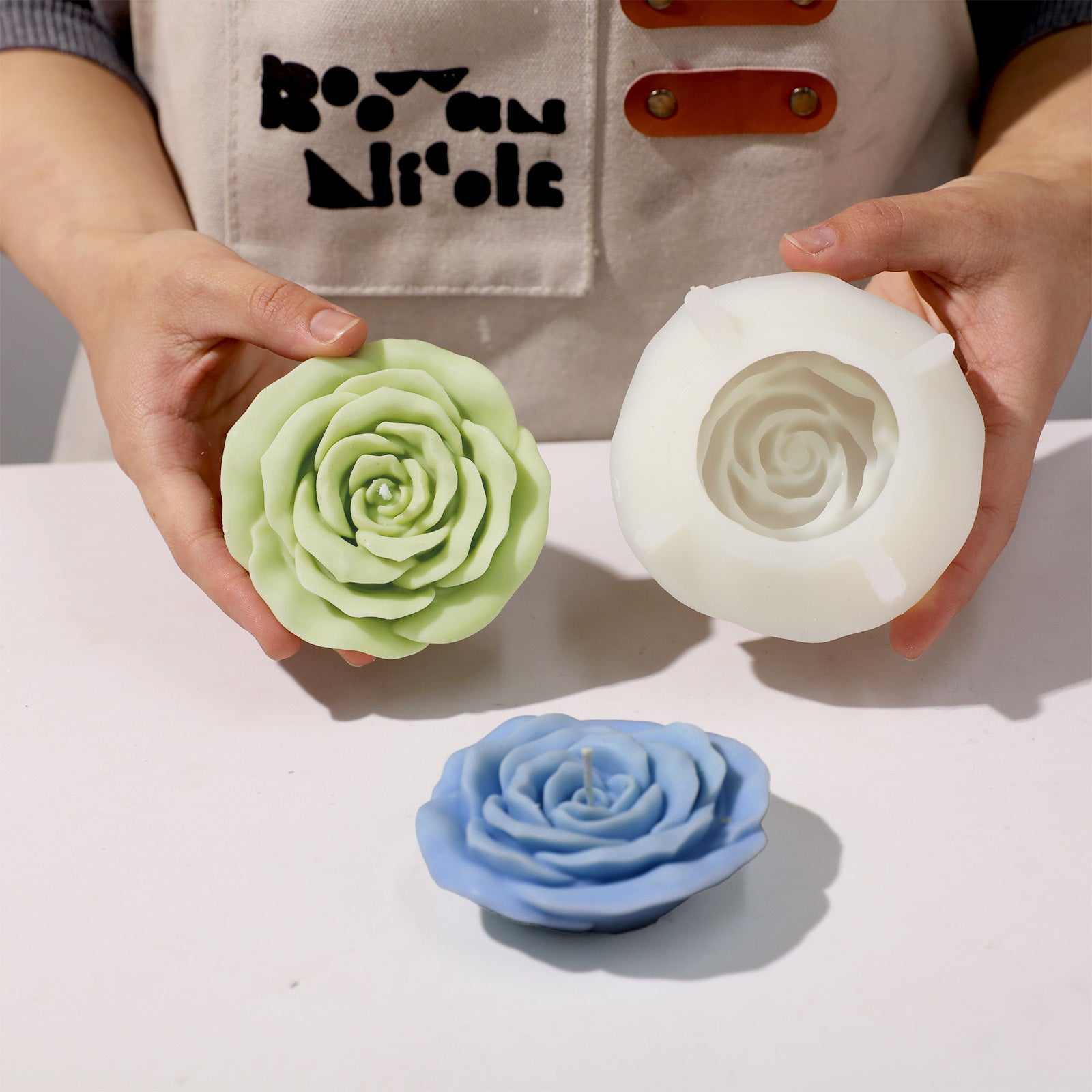 Displaying the demolded blooming green rose candle - Boowan Nicole