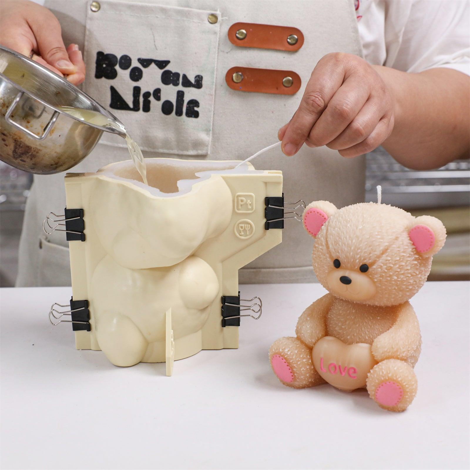 Pouring wax into a silicone mold with a reinforced support shell - Boowan Nicole