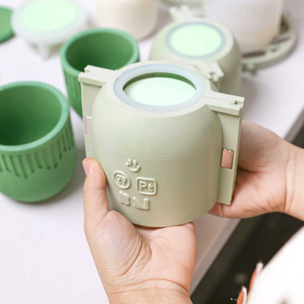 Manually removing air bubbles during candle making - Boowan Nicole