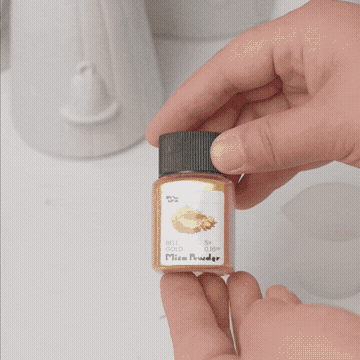 Animation of the candle holder making process from pouring to demolding