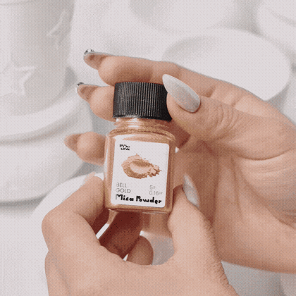 Animation of adding bell gold mica powder to snowman jar details