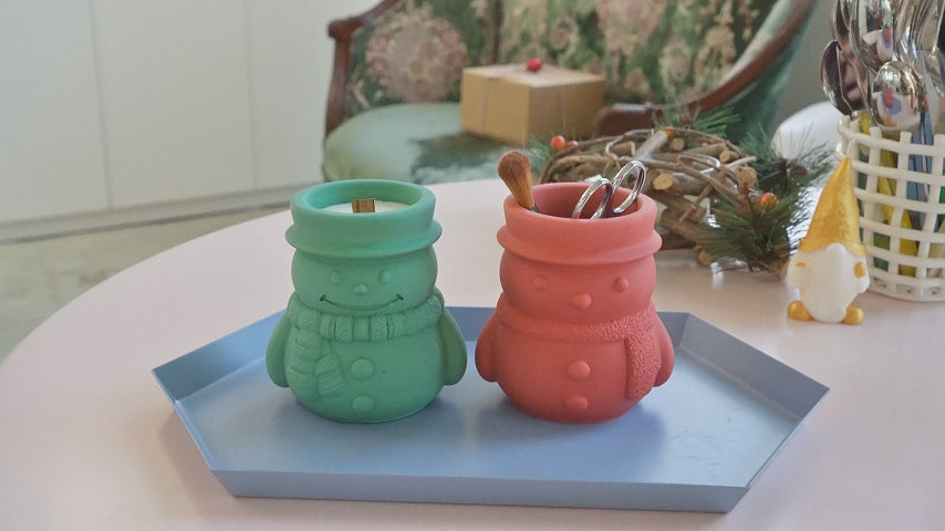 Video of using silicone molds to make Cheery Snowman's Winter Glow Candle Jar - Boowan Nicole