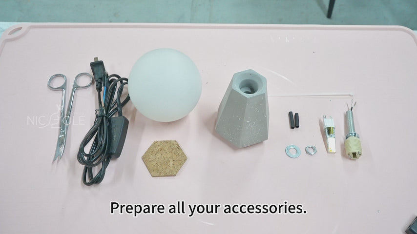 Video of making a Diamond-Shaped Table Lamp using silicone molds and accessories - Boowan Nicole