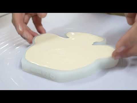 Video tutorial on using a white silicone mold to make a wavy amphora-shaped coaster, designed by Boowan Nicole.