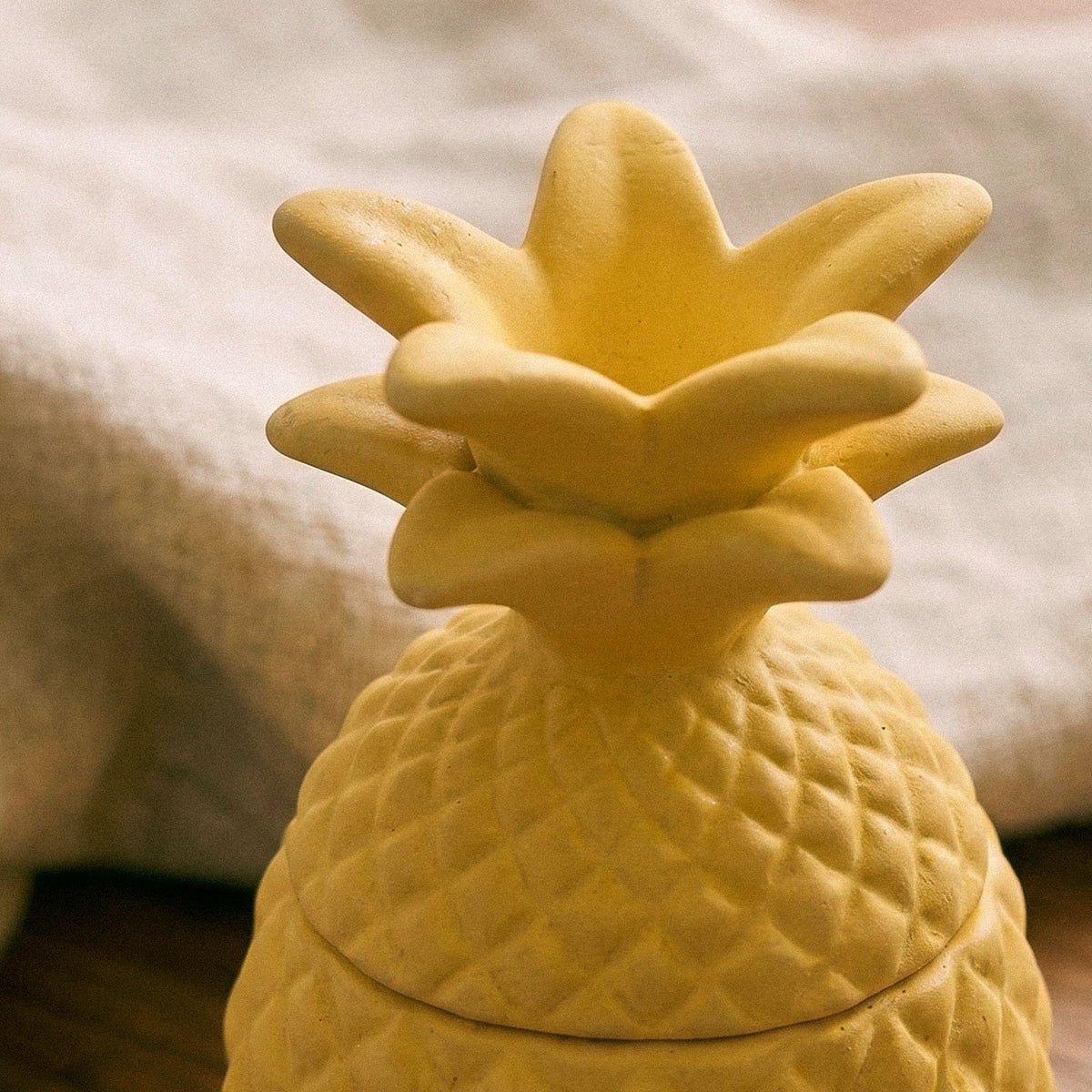 Close-up of the yellow pineapple lid with crisp leaf details