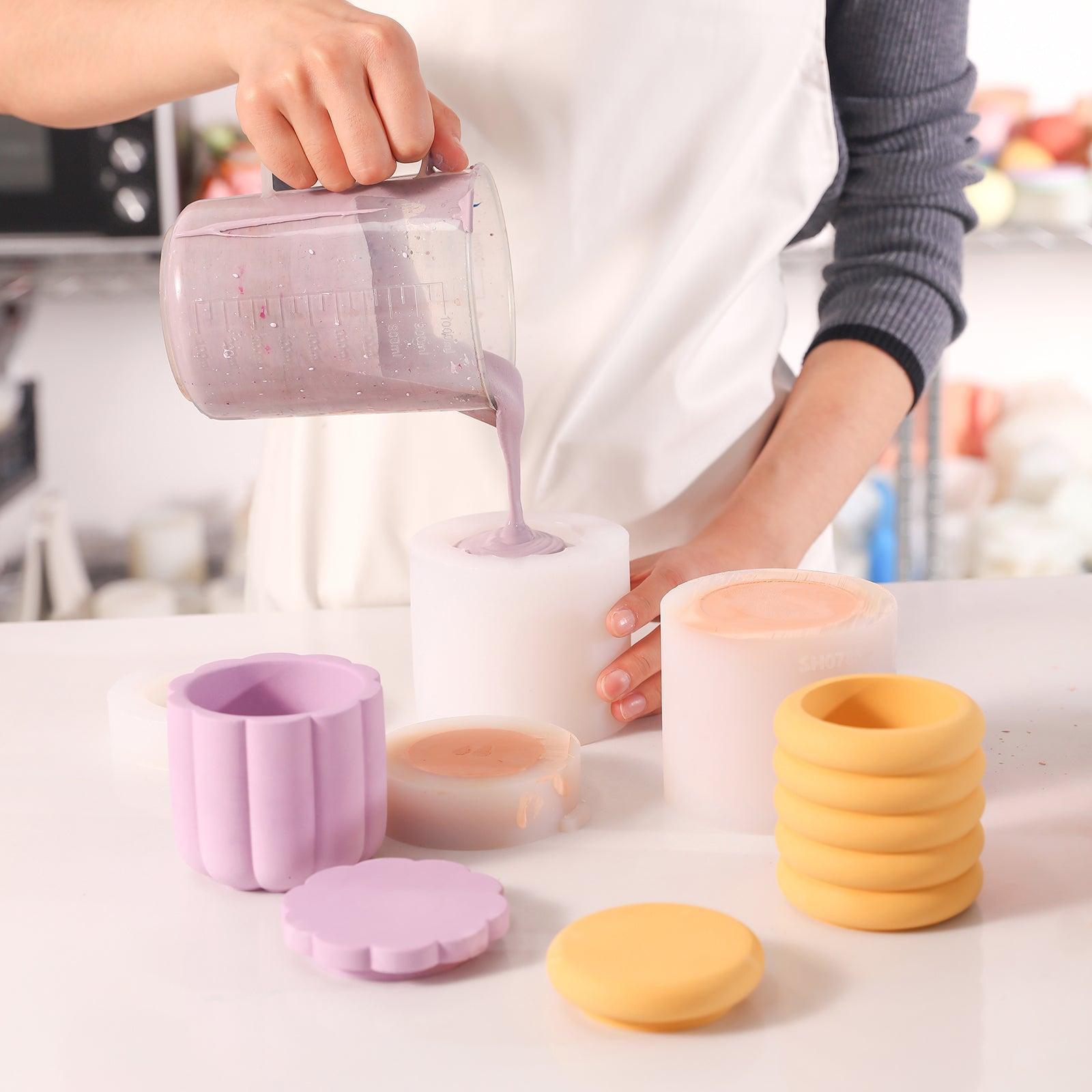 In the process of crafting candle jars with silicone molds. Boowannicole's design and unique craftsmanship contribute to the creation of personalized candles.