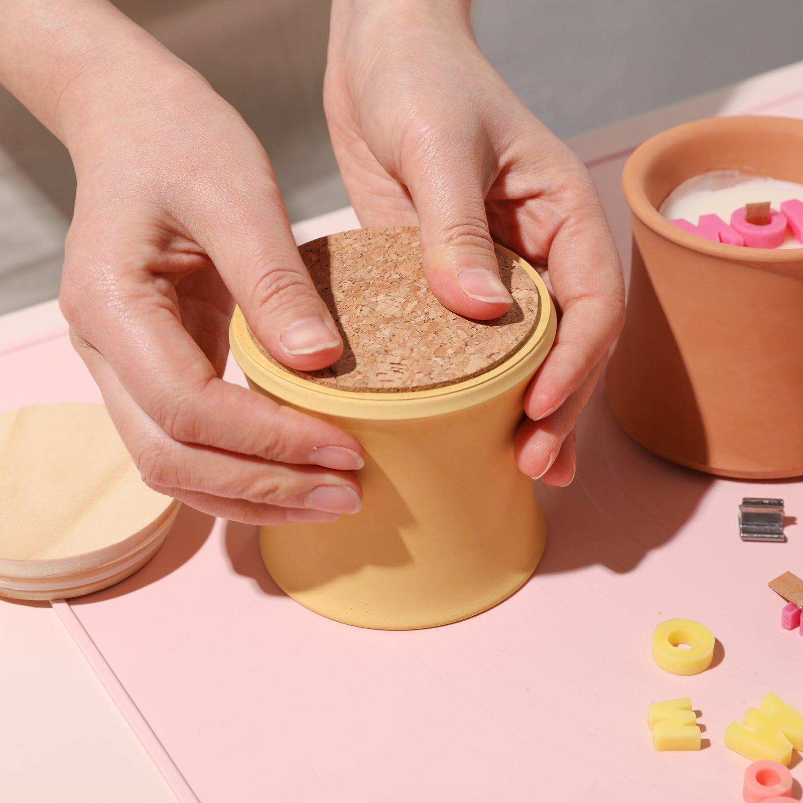 جرة شمعة بغطاء خشبي