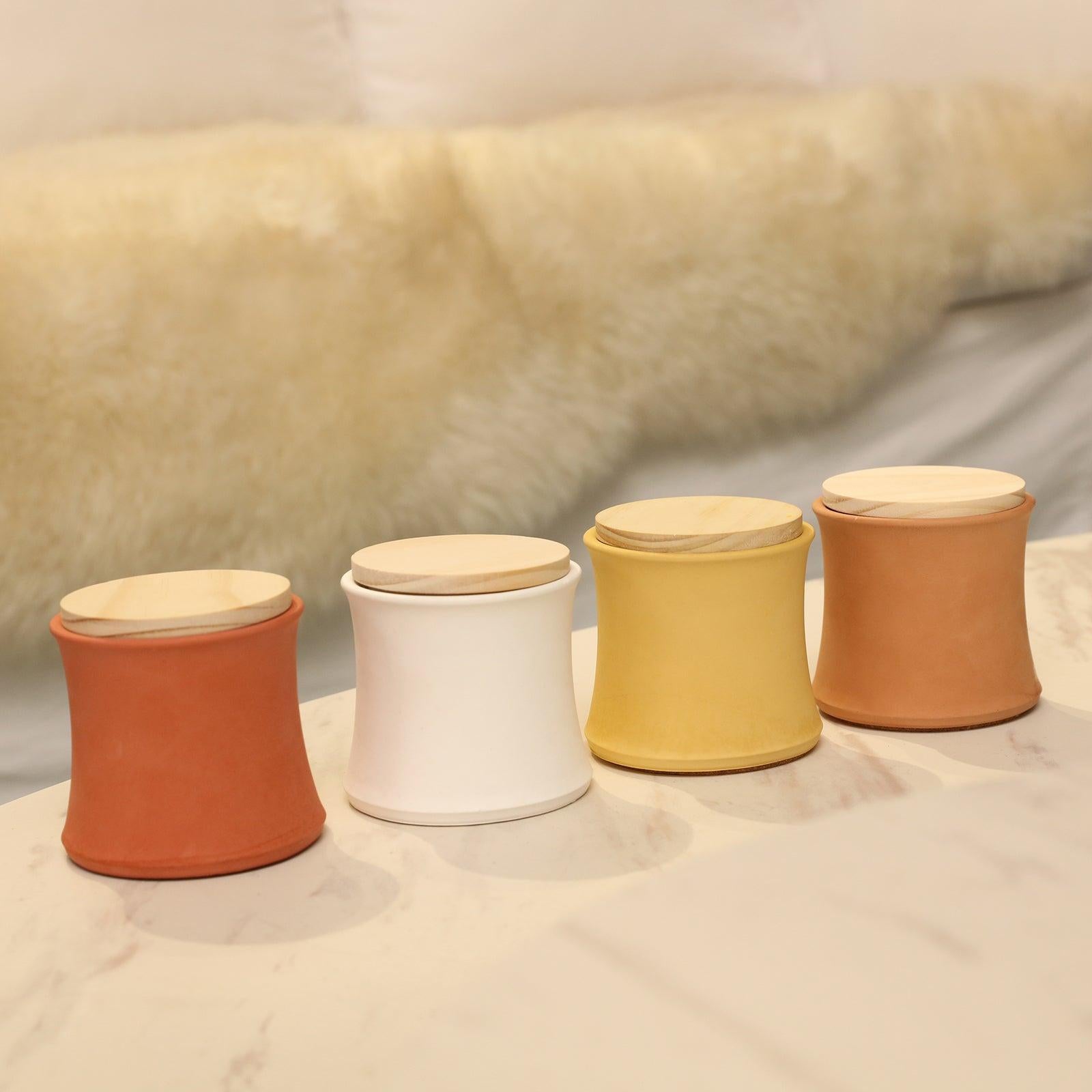 جرة شمعة بغطاء خشبي