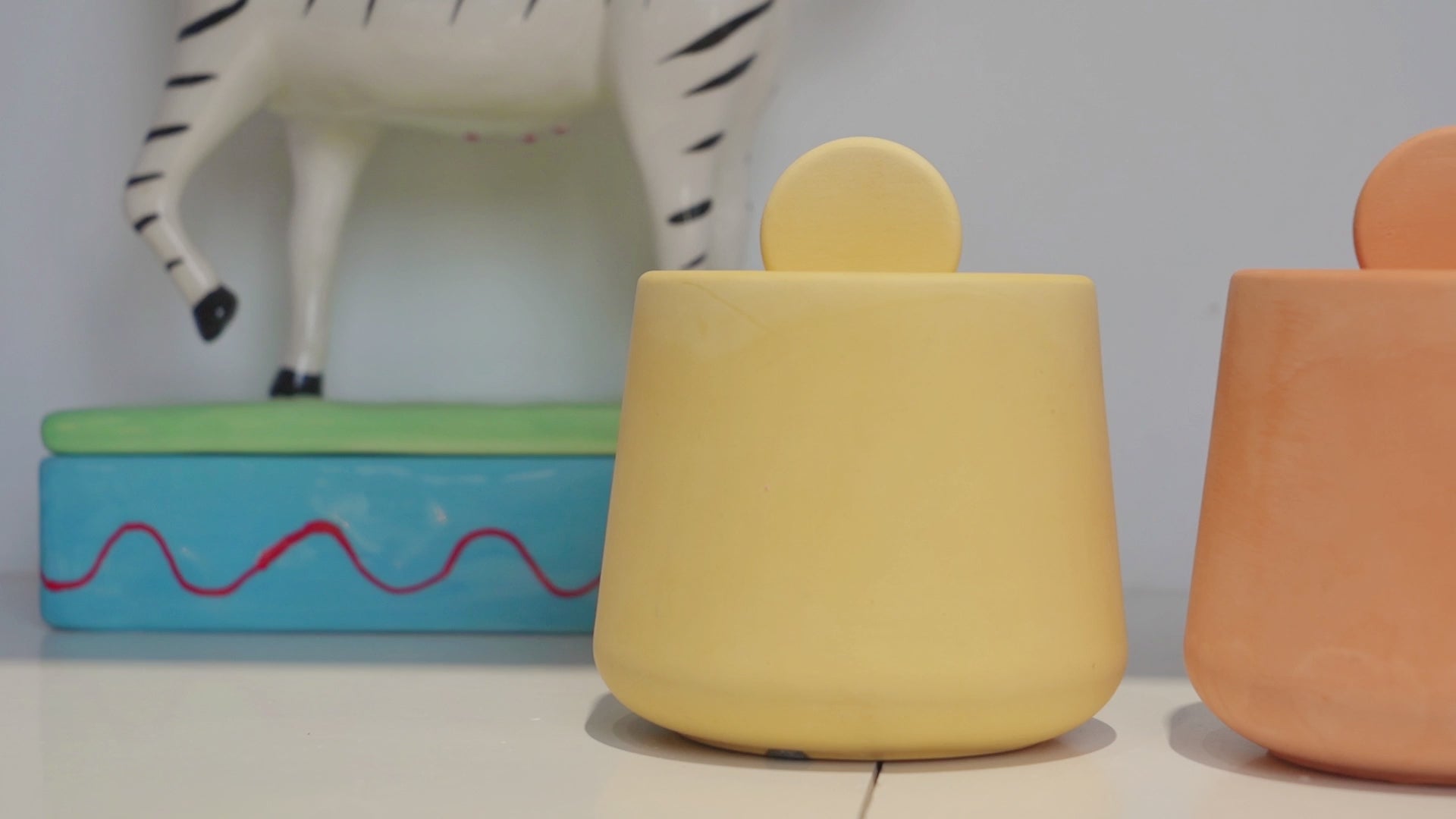 Load video: nicole-new-handmade-geometric-candle-jar-molds-concrete-cement-silicone-candle-vessel-mould-for-adults-5