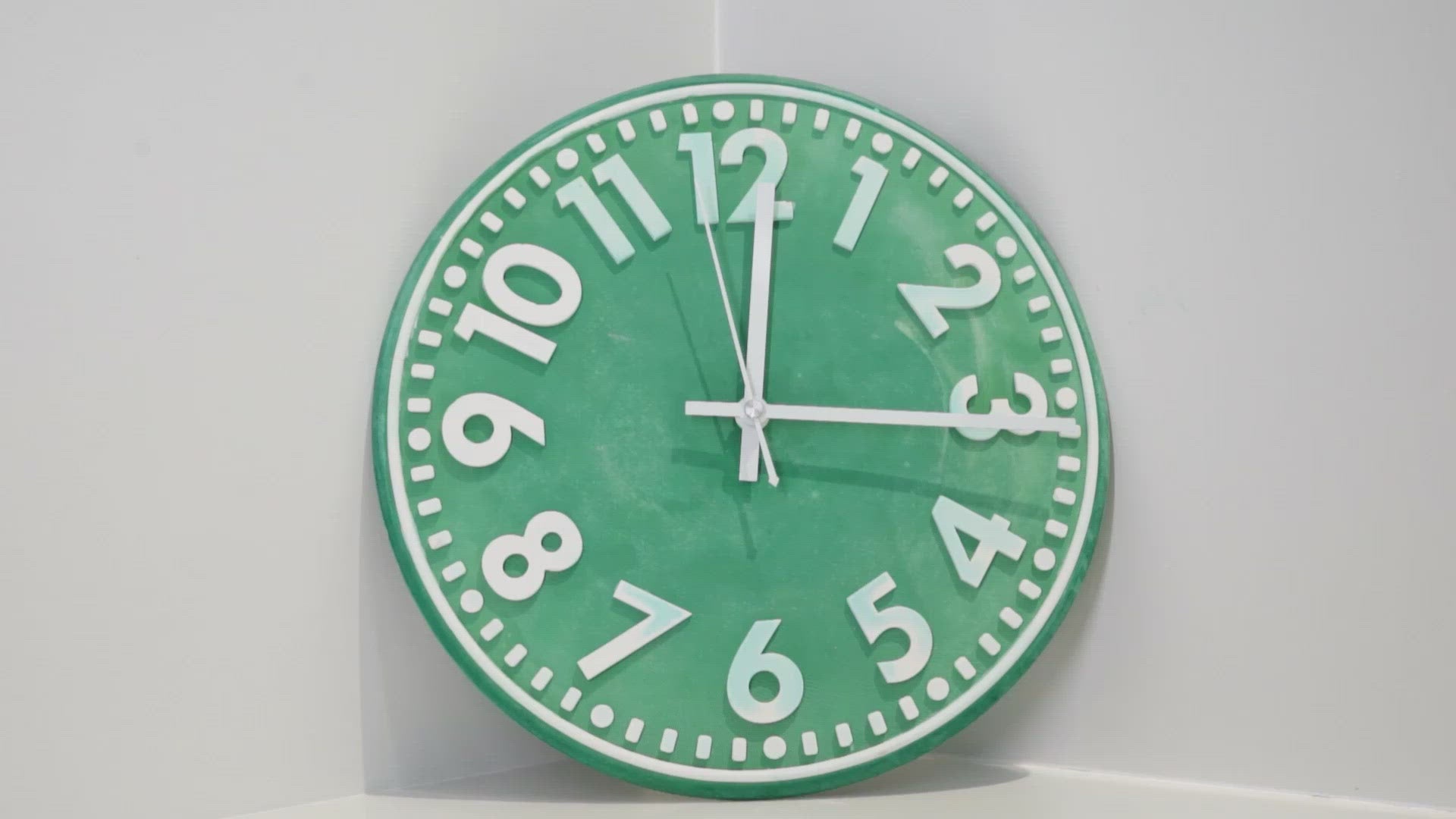 Load video: قالب سيليكون لساعة حائط بأرقام خرسانية