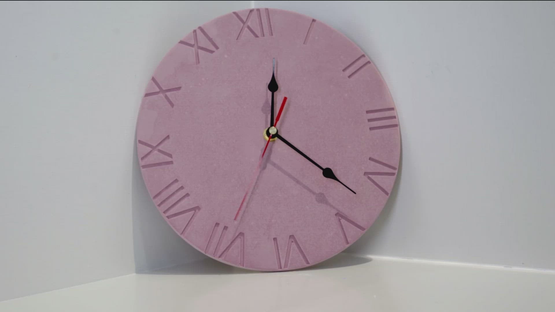 Загрузить видео: Форма из силикона для настенных часов с римскими цифрами из бетона